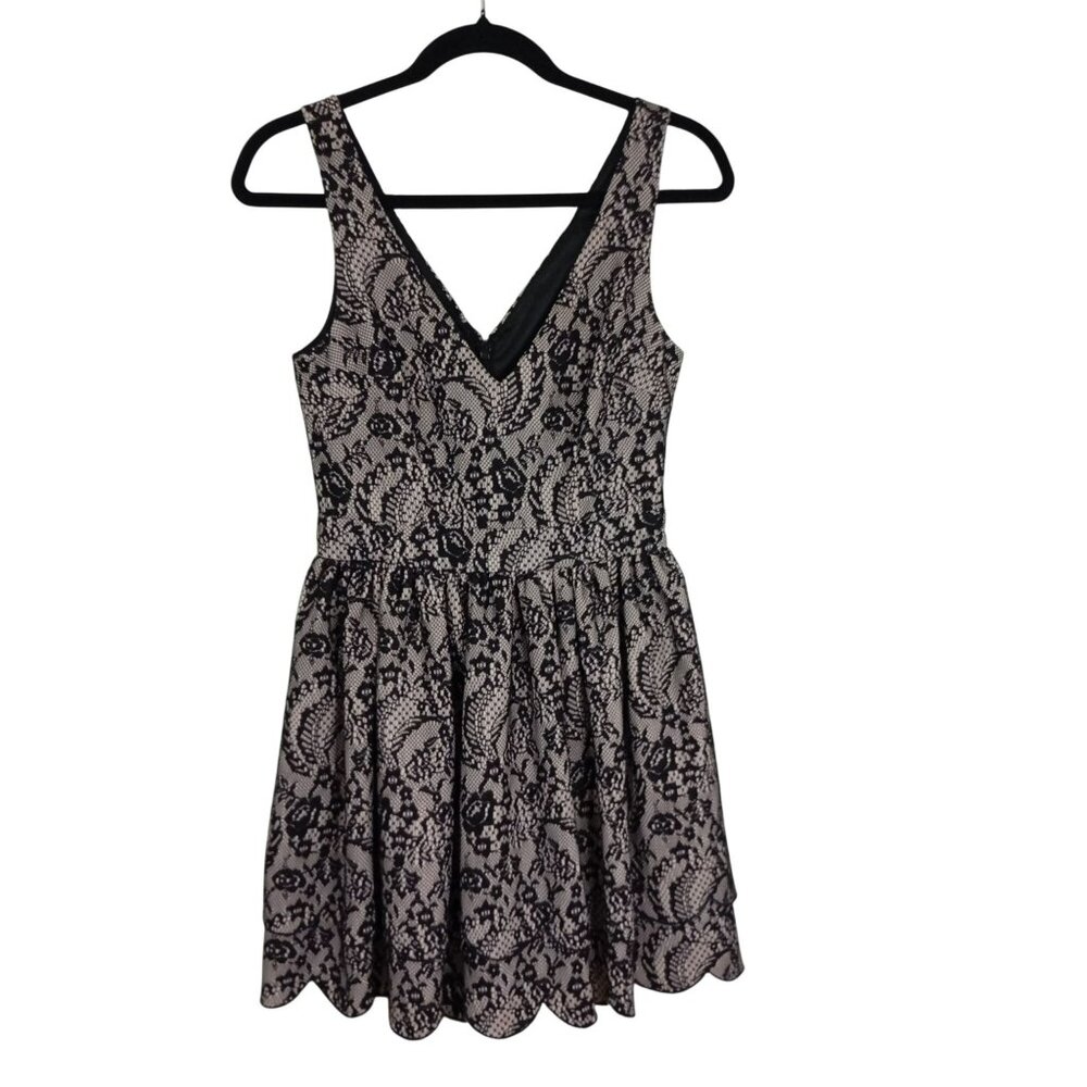 Bebe Evening Dress Nude Lace Sleeveless With Scalloped Hem & V-Neck Size 4 Women